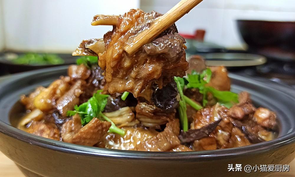 【蔥油蘑菇燜雞】做法步驟圖 蔥香濃郁 上桌家人都搶著來吃-起舞食譜網