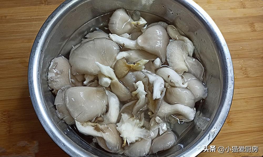 圖片[4]-【小炒平菇】做法步驟圖 成菜鮮香滑嫩特別爽口 是不錯的下飯-起舞食譜網