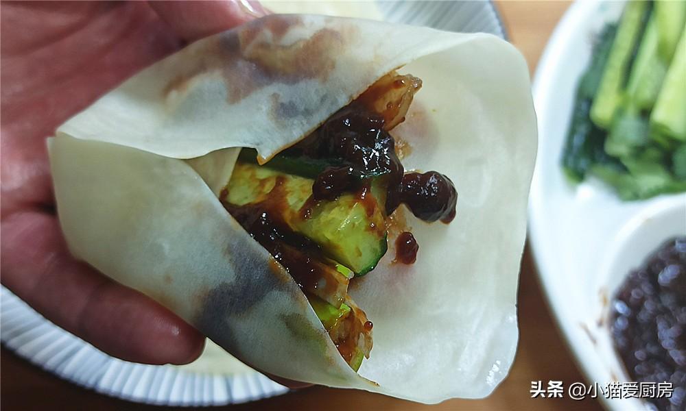 圖片[1]-【卷烤鴨小餅】做法步驟圖 放上甜面醬卷肉和菜 真香-起舞食譜網