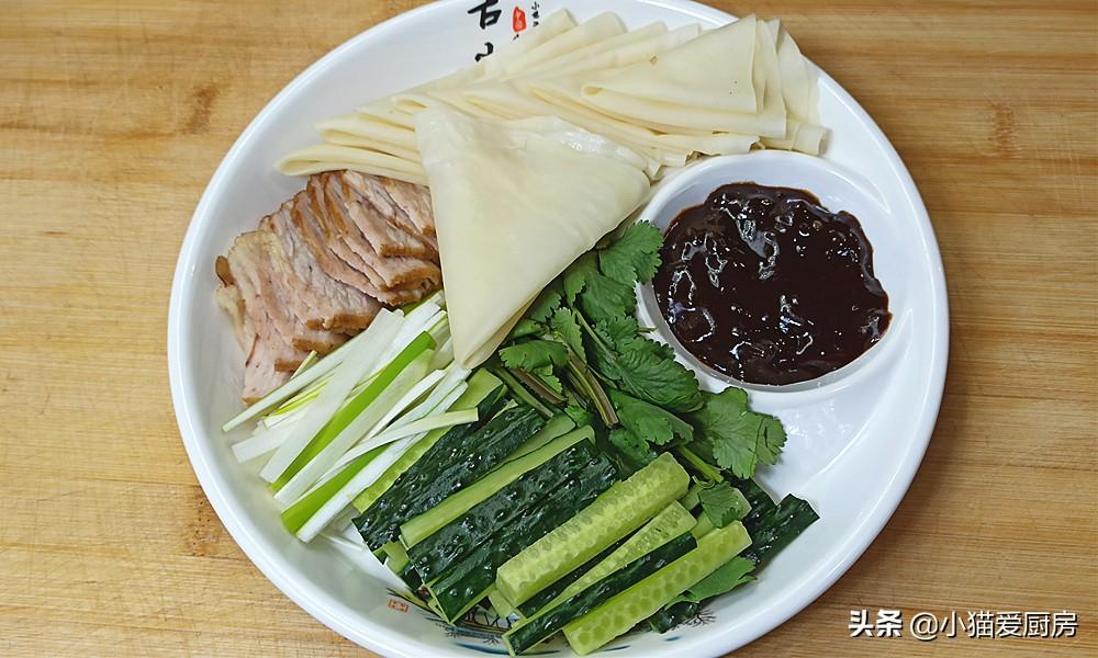 圖片[3]-【卷烤鴨小餅】做法步驟圖 放上甜面醬卷肉和菜 真香-起舞食譜網