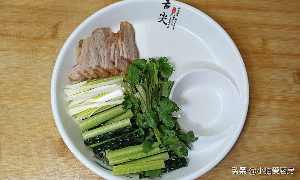 圖片[8]-【卷烤鴨小餅】做法步驟圖 放上甜面醬卷肉和菜 真香-起舞食譜網