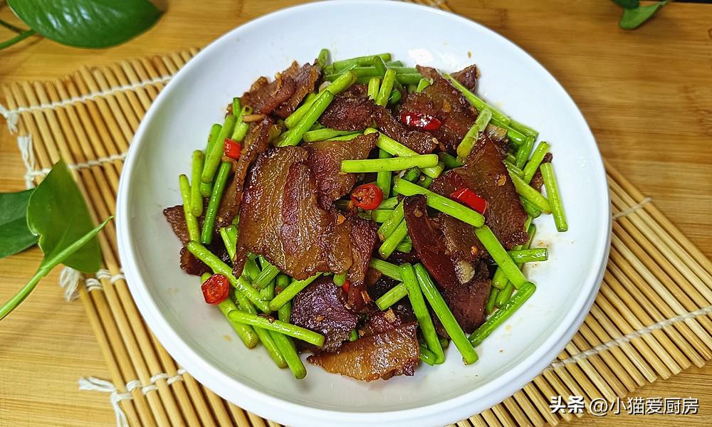 圖片[2]-【臘肉炒蒜苔】做法步驟圖 臘肉軟糯不咸 蒜苔脆嫩入味-起舞食譜網