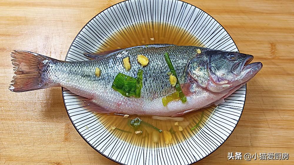 圖片[6]-【清蒸鱸魚】做法步驟圖 魚肉鮮嫩細膩 年夜飯做來吃-起舞食譜網