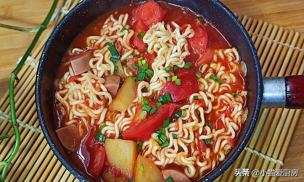 【西紅柿土豆泡面】做法步驟圖 太香了 最后連湯汁都不剩-起舞食譜網