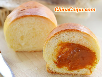 焦糖醬配奶油面包卷